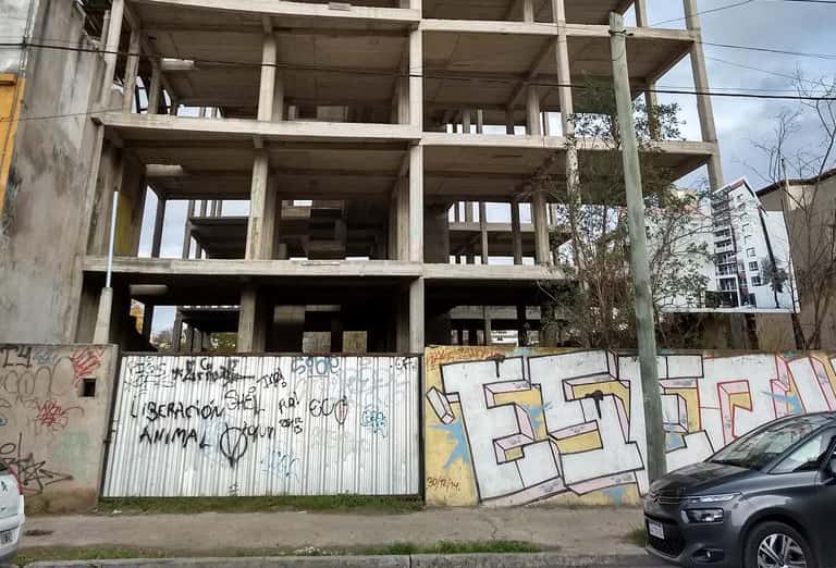 “Peligrosa estructura de 9 pisos abandonada hace 7 años”