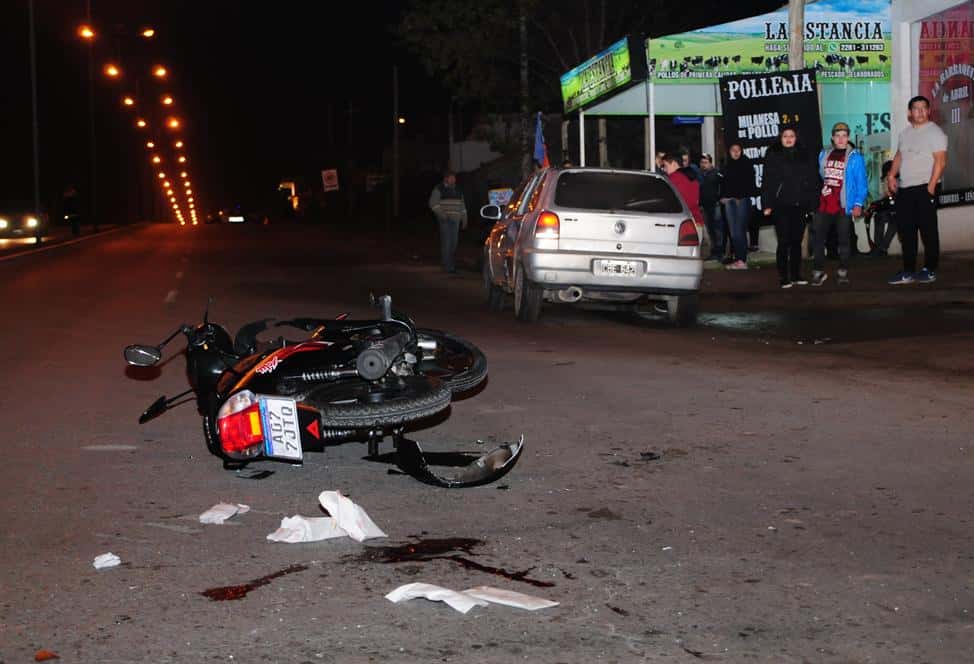 Un joven motociclista sufrió graves heridas al  impactar contra un auto en Lunghi y La Pastora