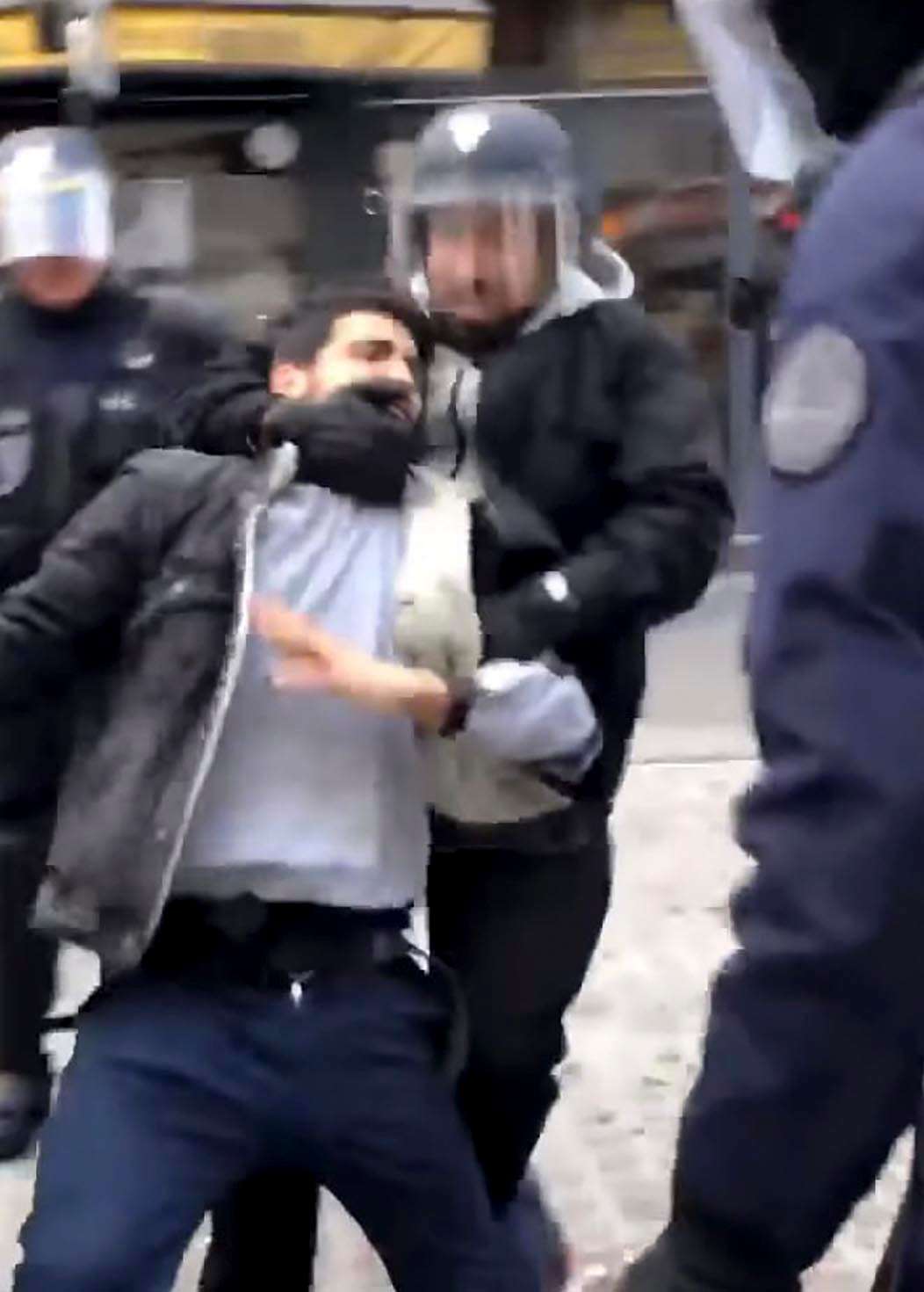 Tres policías detenidos por el caso del colaborador de Macron que golpeó a manifestantes