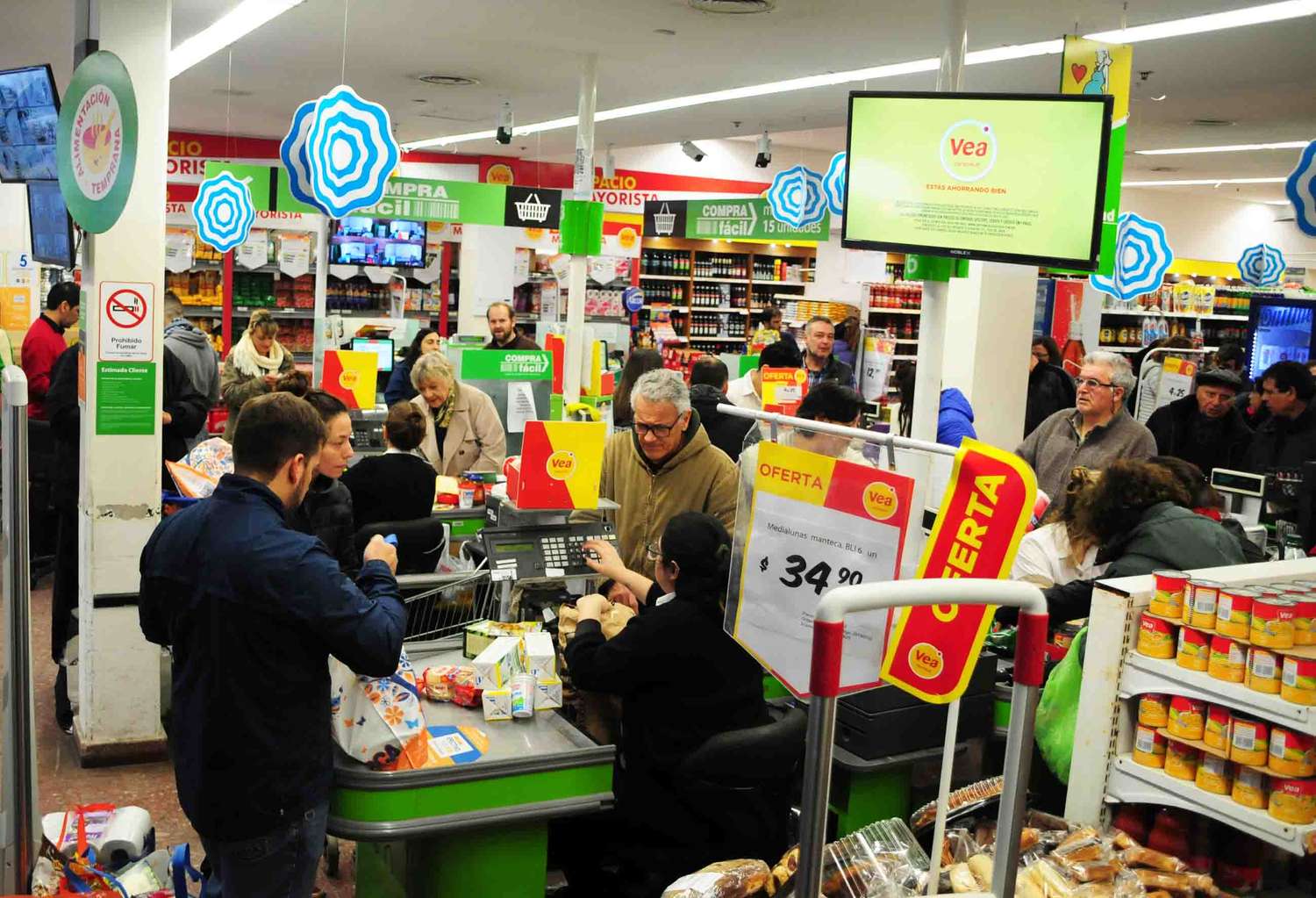 Los pasillos de supermercados Vea se colmaron de gente en el regreso del “súper miércoles” del Bapro