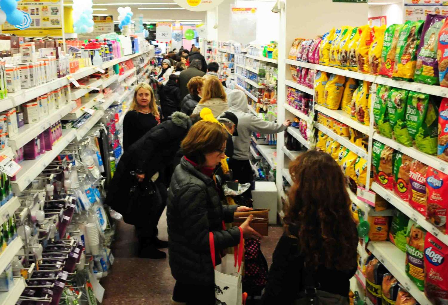 En febrero volvió a caer el consumo en supermercados y mayoristas