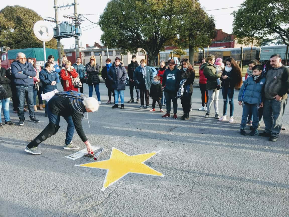 En el lugar del trágico accidente, pintaron una  estrella amarilla en memoria de Santiago Mayer