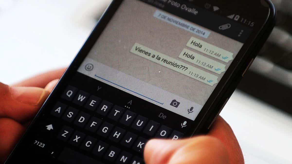 WhatsApp limitará los reenvíos de mensajes y avisará cuando un chat haya sido compartido