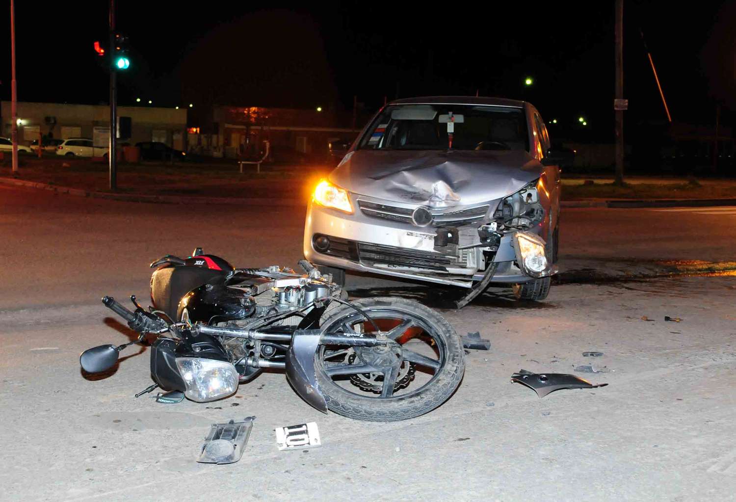 Un motociclista chocó con un auto tras pasar con el semáforo en rojo