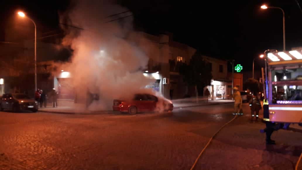 Se incendió un auto en Chacabuco y 25 de Mayo