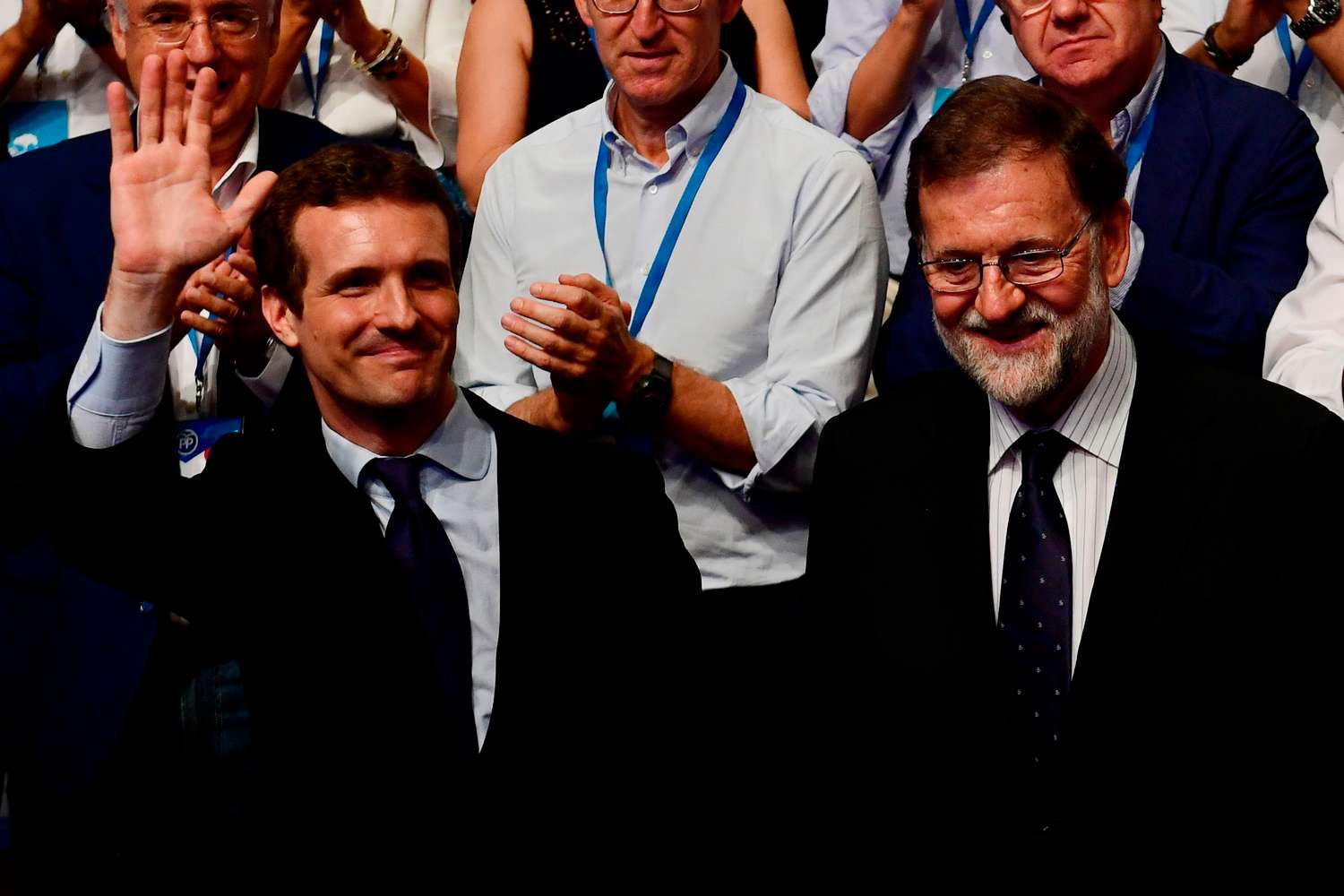 Conservadores españoles eligieron a Pablo Casado como sucesor de Mariano Rajoy y giran a la derecha