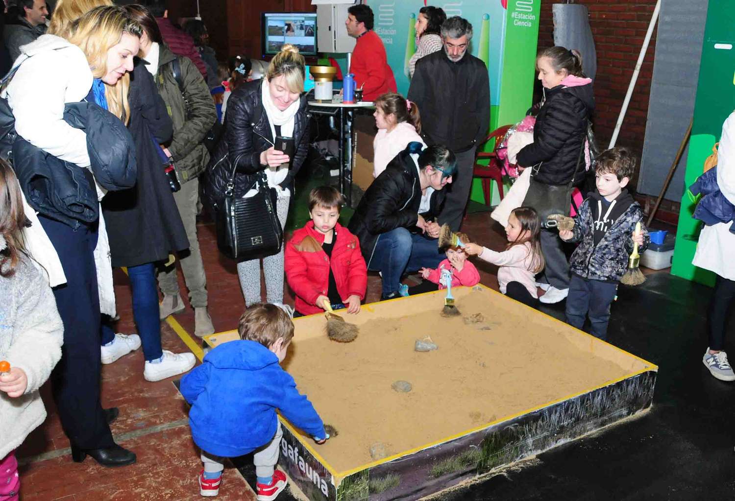 Cientos de chicos juegan mientras aprenden en el festival interactivo del conocimiento