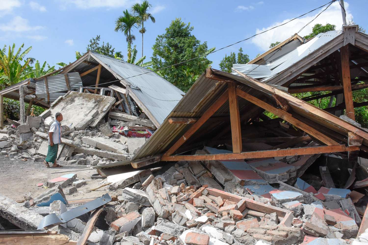 Un terremoto dejó 14 muertos y cientos de heridos en una turística isla de Indonesia