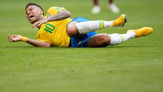 Neymar, el jugador que más tiempo pasa en el piso