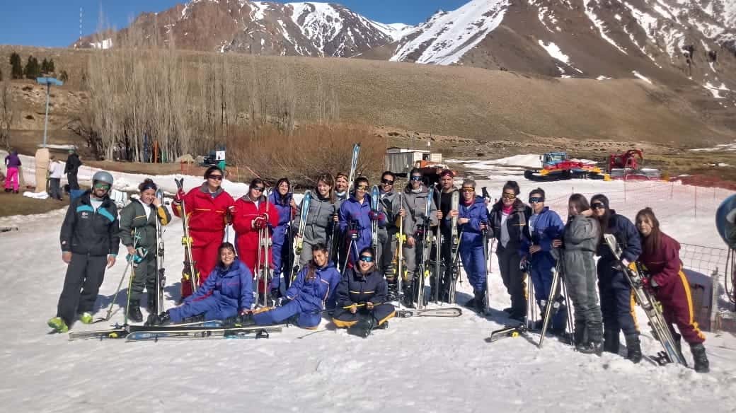 En Malagüe, las chicas de Reinventar Tandil tuvieron su primer día en la nieve y esquiaron