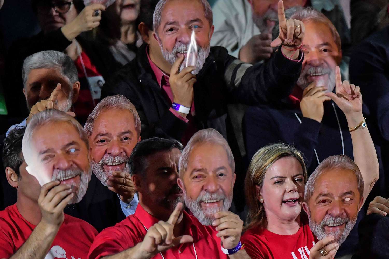 El PT lanzó la candidatura del expresidente Lula da Silva y prometió sacarlo de la cárcel