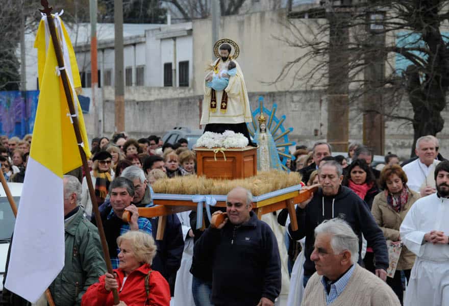 En la procesión de San Cayetano además de pan y trabajo, pidieron ayuda para ser “un pueblo Santo”