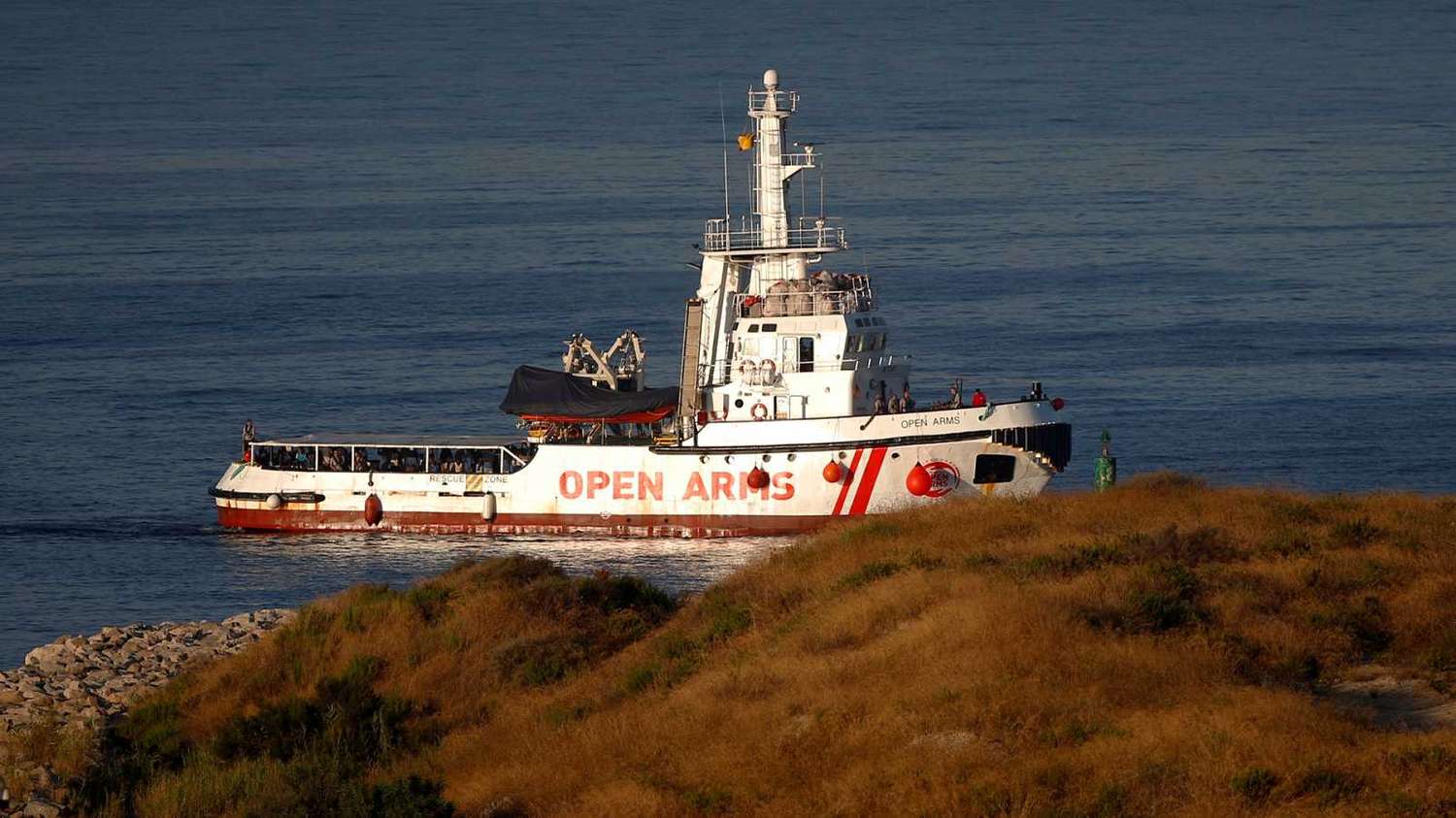 Un nuevo buque humanitario con migrantes fue recibido en España