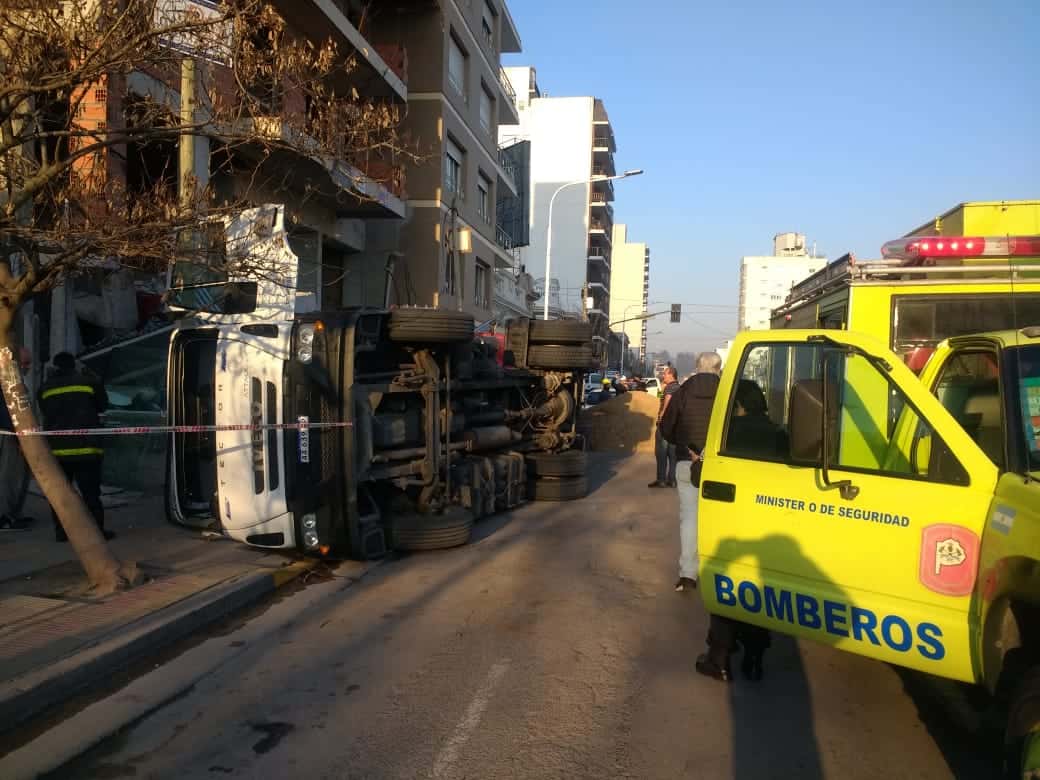Volcó un camión en avenida España entre Paz y Alem