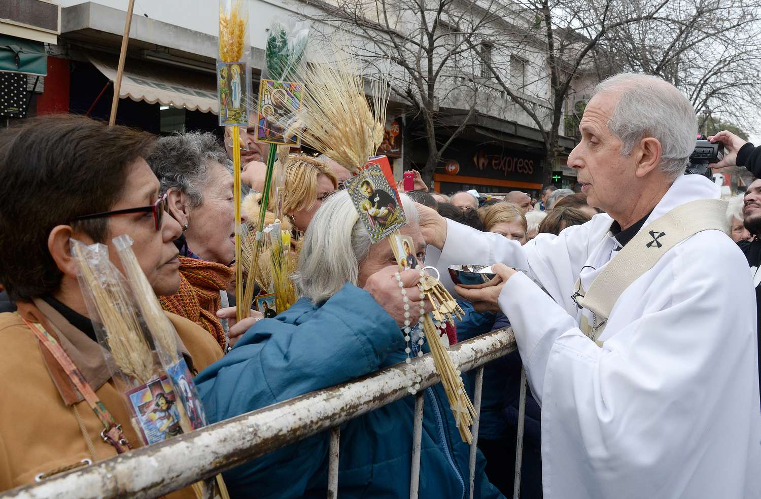 Miles de fieles pidieron “pan y trabajo” en el día de San Cayetano