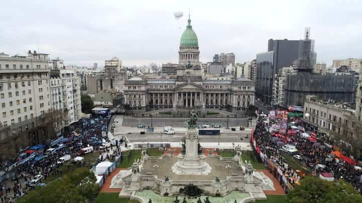 El oficialismo marcha al Congreso en reclamo del desafuero de Cristina