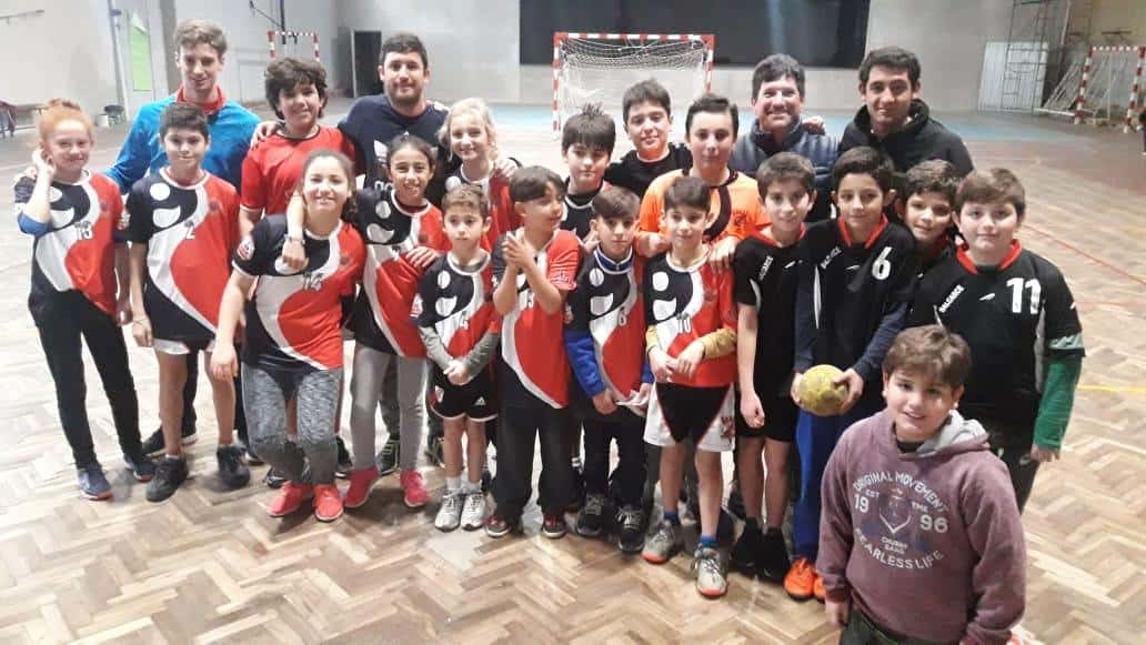 El handball de Defensa, en un encuentro con Balcarce
