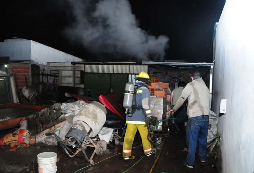 Por un descuido, se prendió fuego el galpón de una casa en zona de La Blanqueada
