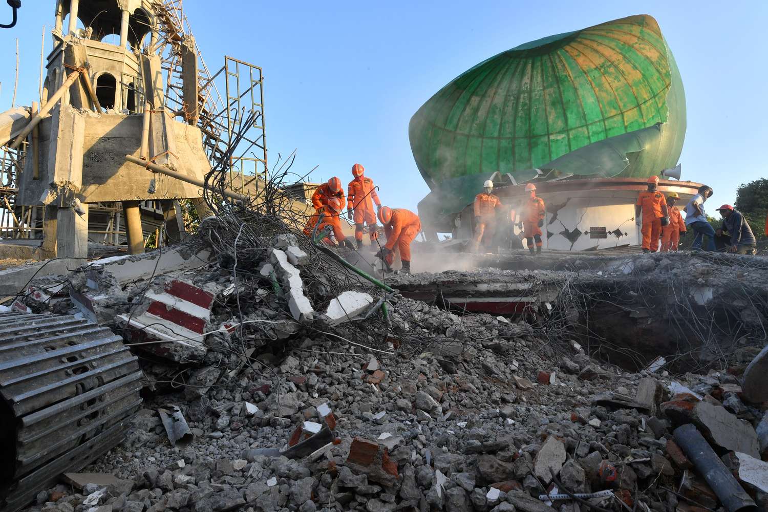 Indonesia evacuó a turistas tras el sismo que causó 98 muertes