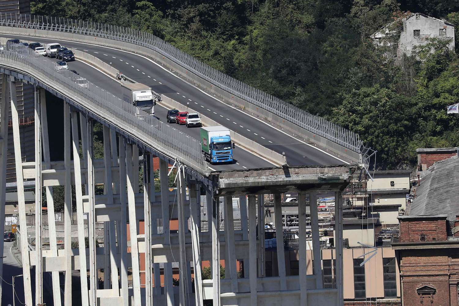 Tras el derrumbe del puente, el gobierno italiano decretó el estado de emergencia en Génova