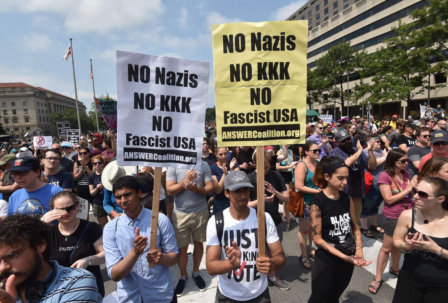 Grupos neonazis y antirracistas se concentraron en la Casa Blanca