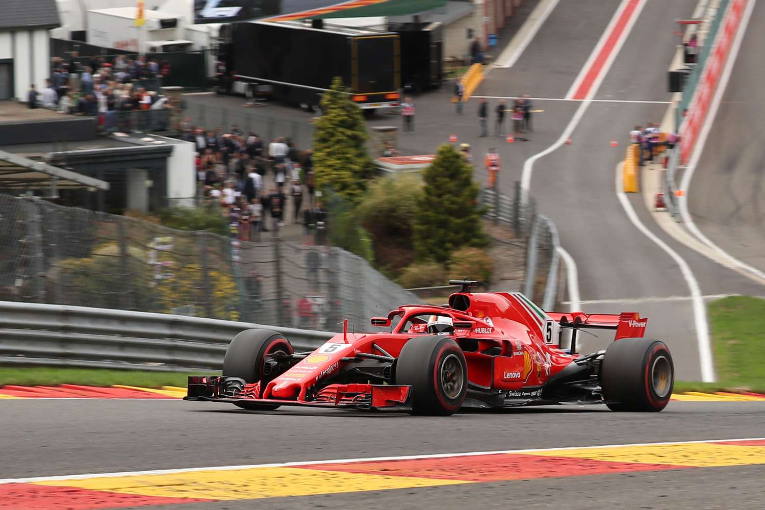 Vettel festejó en Bélgica y se acercó a Hamilton