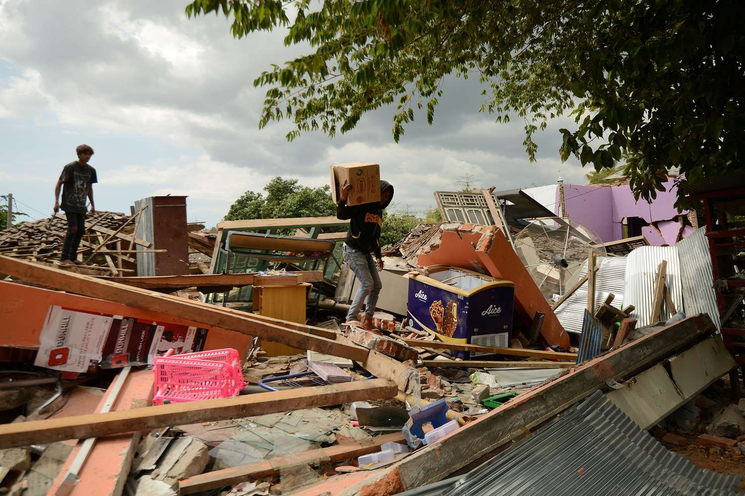 Una violenta réplica sacudió Lombok, donde ascendieron a 319 los muertos por el sismo