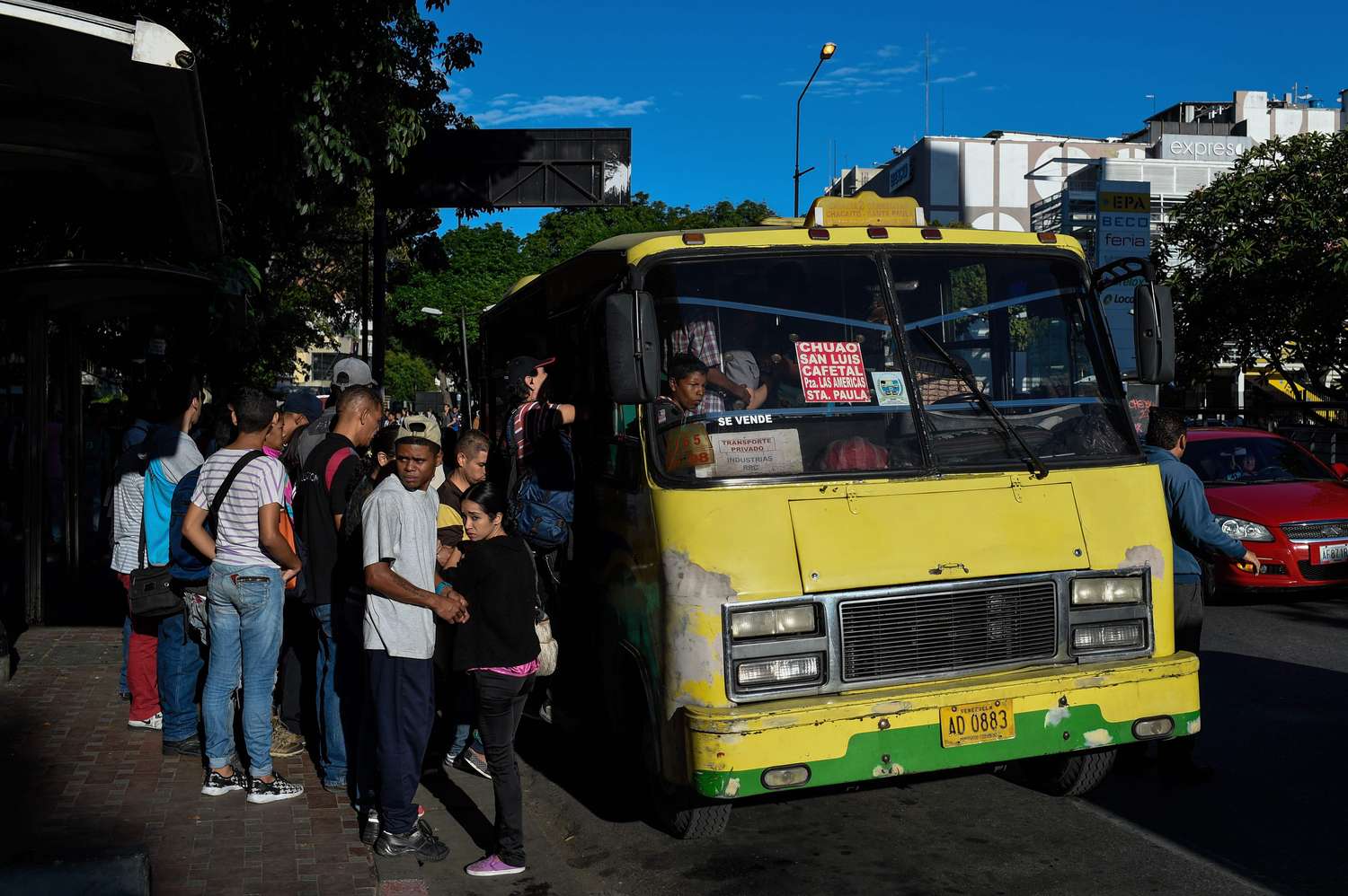 Caos y confusión por la suba del transporte y los nuevos billetes en Venezuela