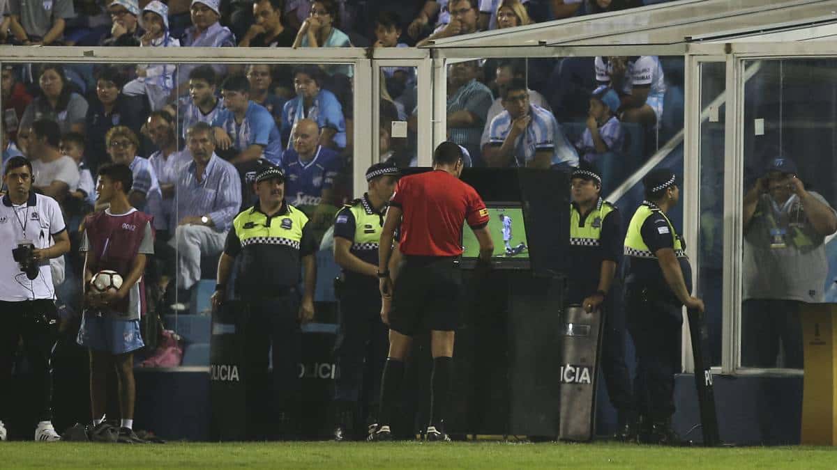 El VAR debutó con una polémica en la Copa Libertadores