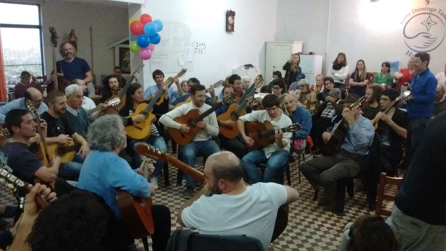 Con la alegría de compartir la música, “Abrazo de guitarra” presenta su documental en el Centro Cultural Universitario