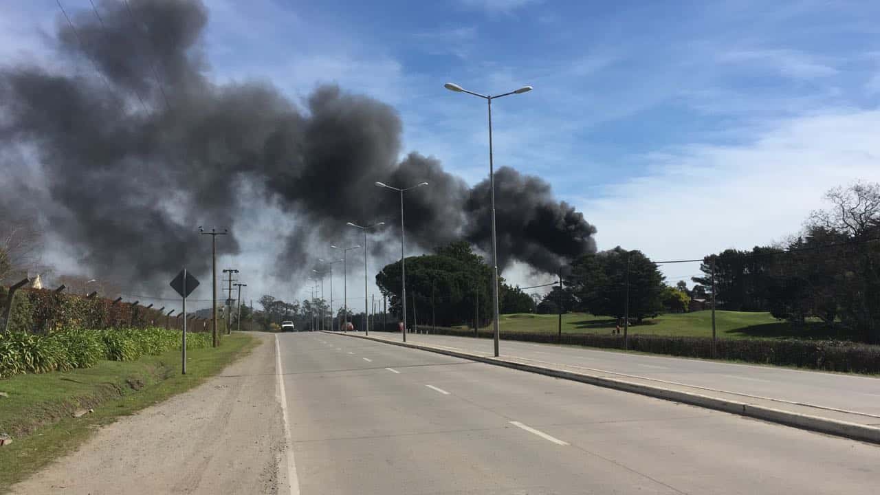Una intensa columna de humo negro generó preocupación en la ciudad
