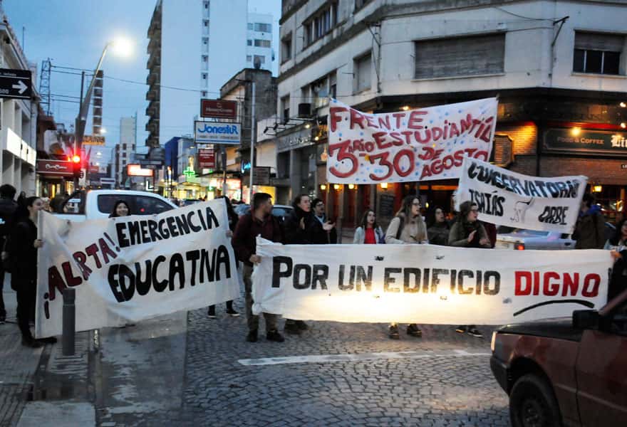 Alumnos del Frente Estudiantil 30 de Agosto se manifestaron en San Martín y 9 de Julio