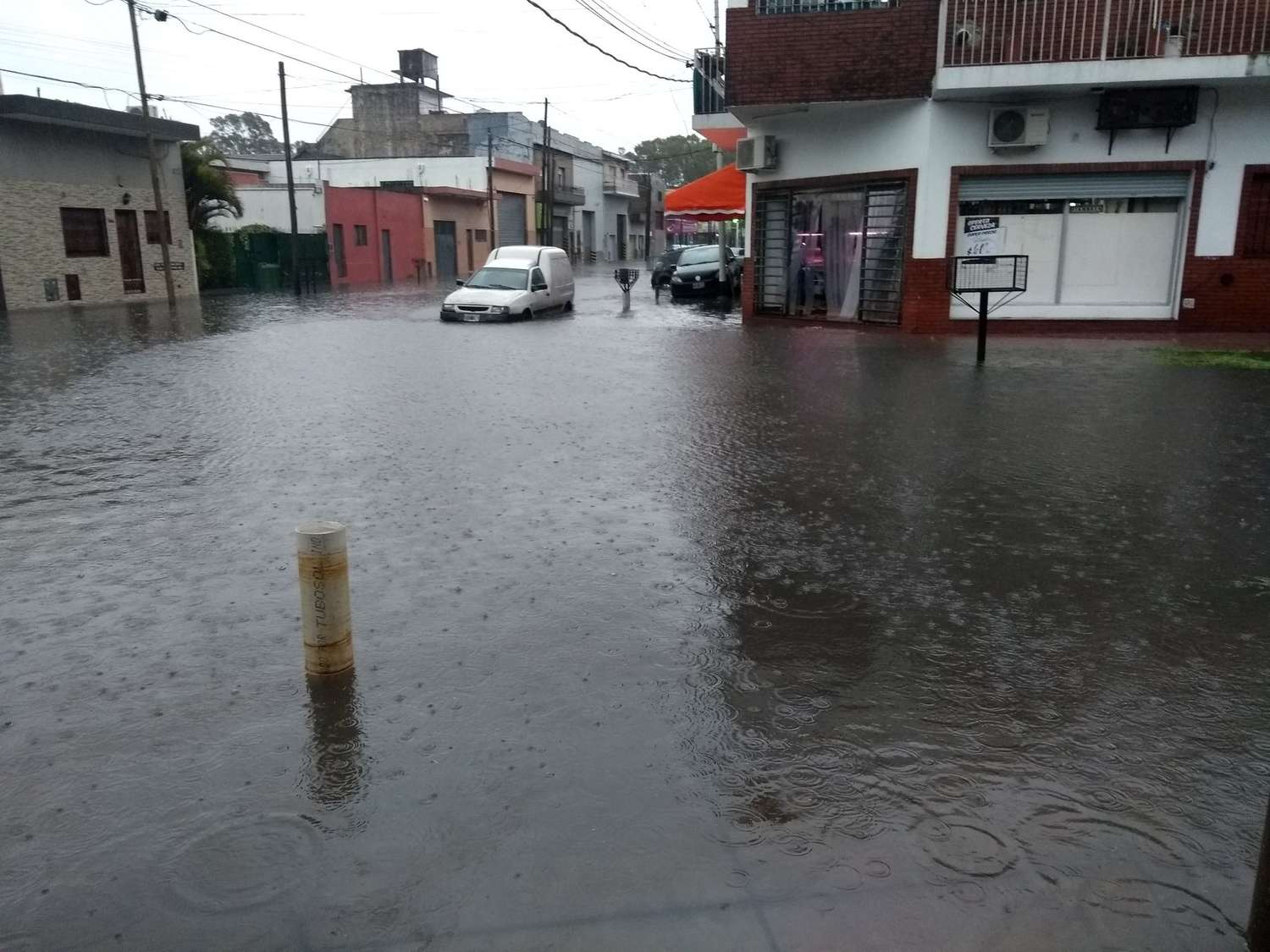 Un fuerte temporal dejó calles anegadas y servicios cortados en Capital y en el Conurbano