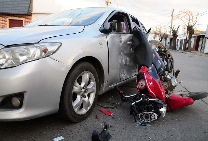 Accidente entre moto y auto dejó el saldo de dos jóvenes heridos