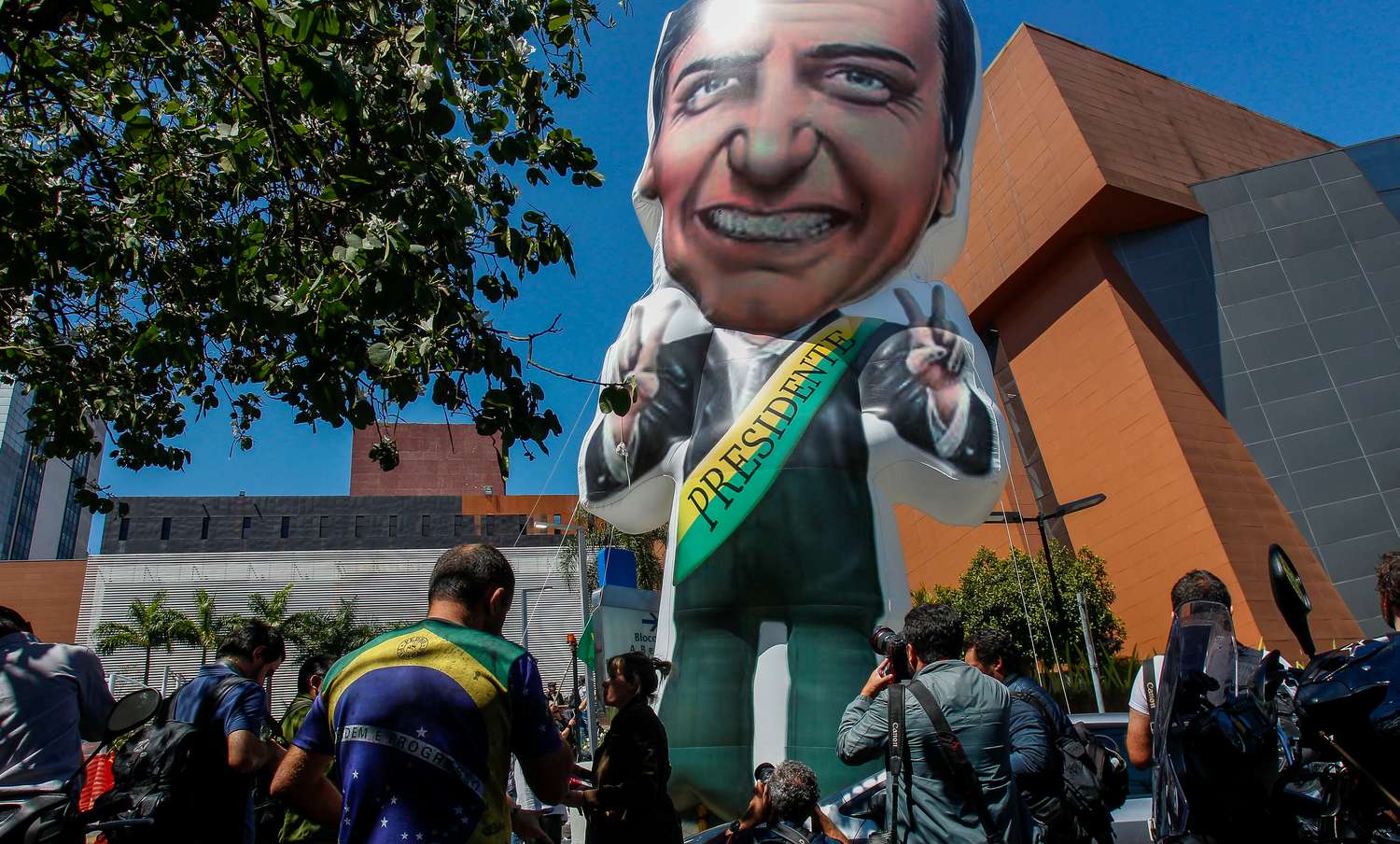 Bolsonaro acapara la campaña electoral tras sufrir un atentado