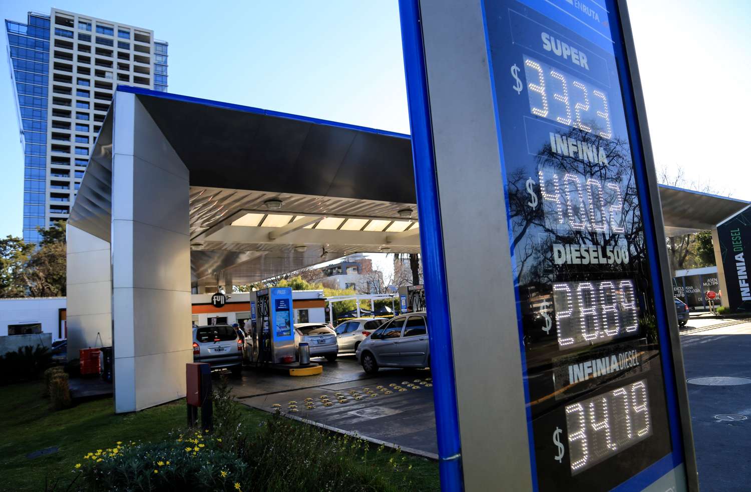 Por la devaluación, YPF y Axion subieron los precios de los combustibles líquidos