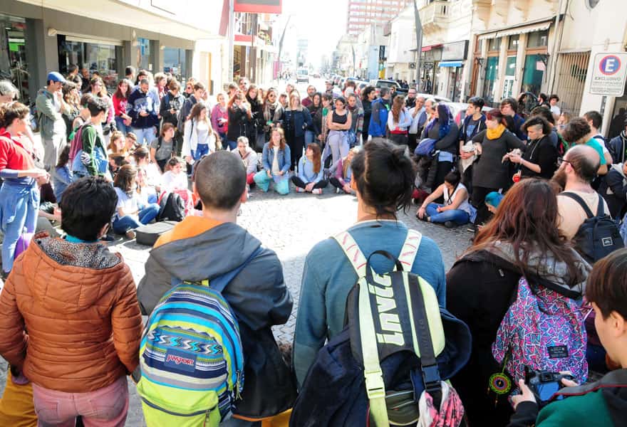 En el marco de la lucha universitaria, estudiantes y docentes cortaron el tránsito en Belgrano y 9 de julio