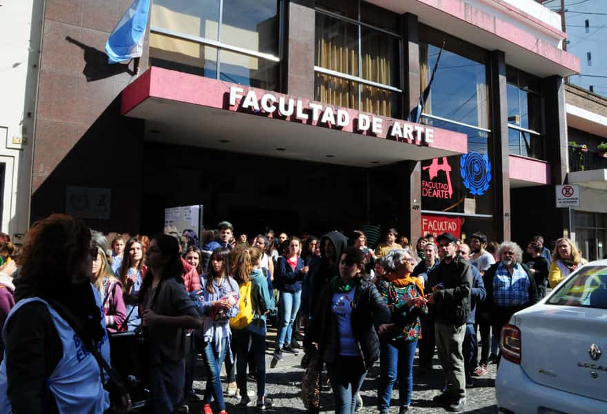 La Facultad de Arte realizó un corte de calle y asamblea pública en el marco del plan de lucha