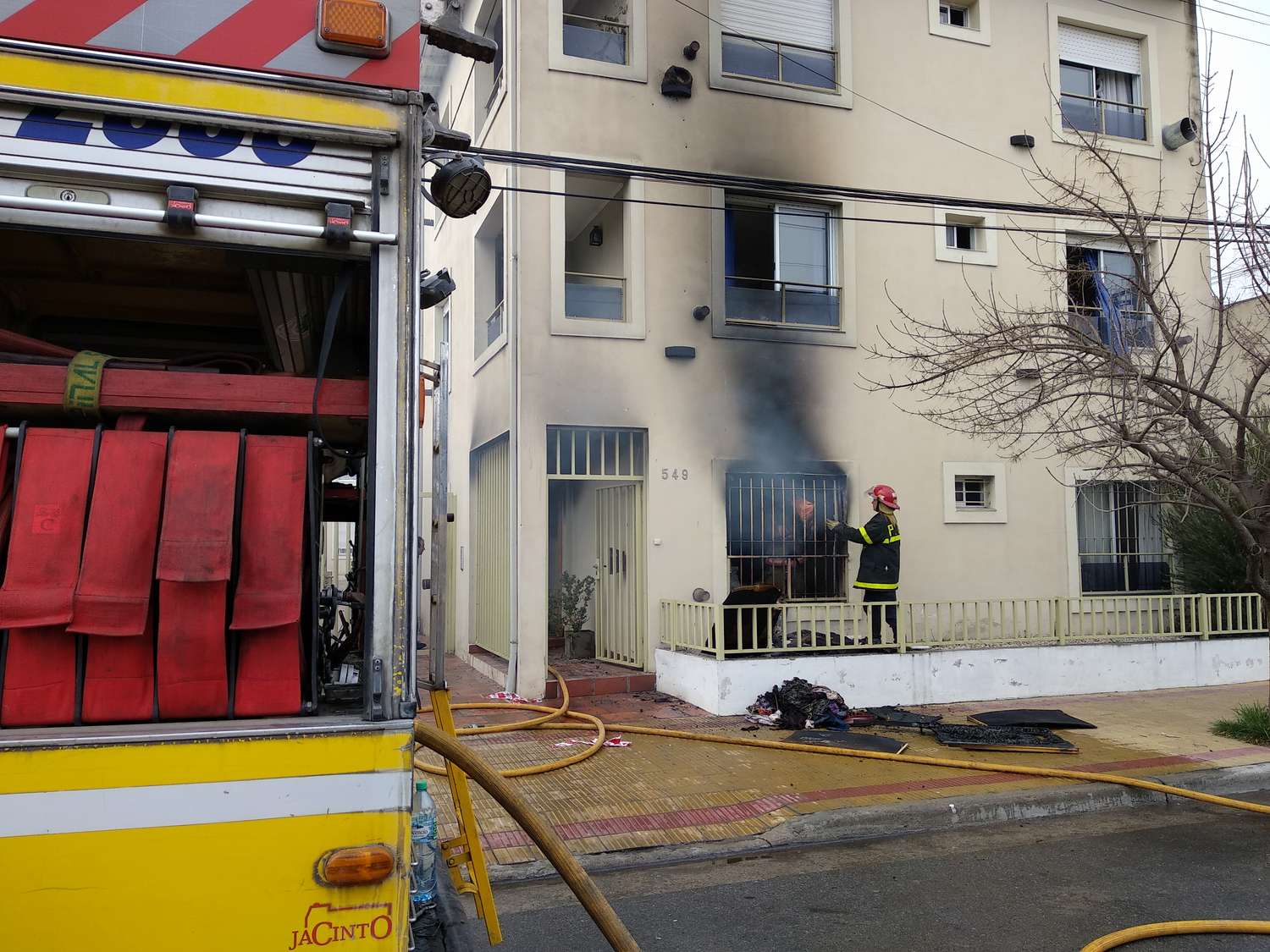 Un incendio causó importantes daños materiales en un departamento de un complejo habitacional