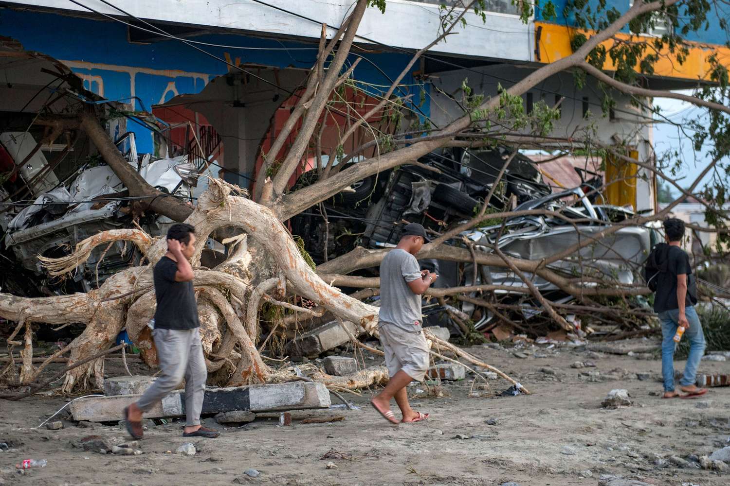 Un fuerte terremoto y un tsunami dejan alrededor de 400 muertos en Indonesia