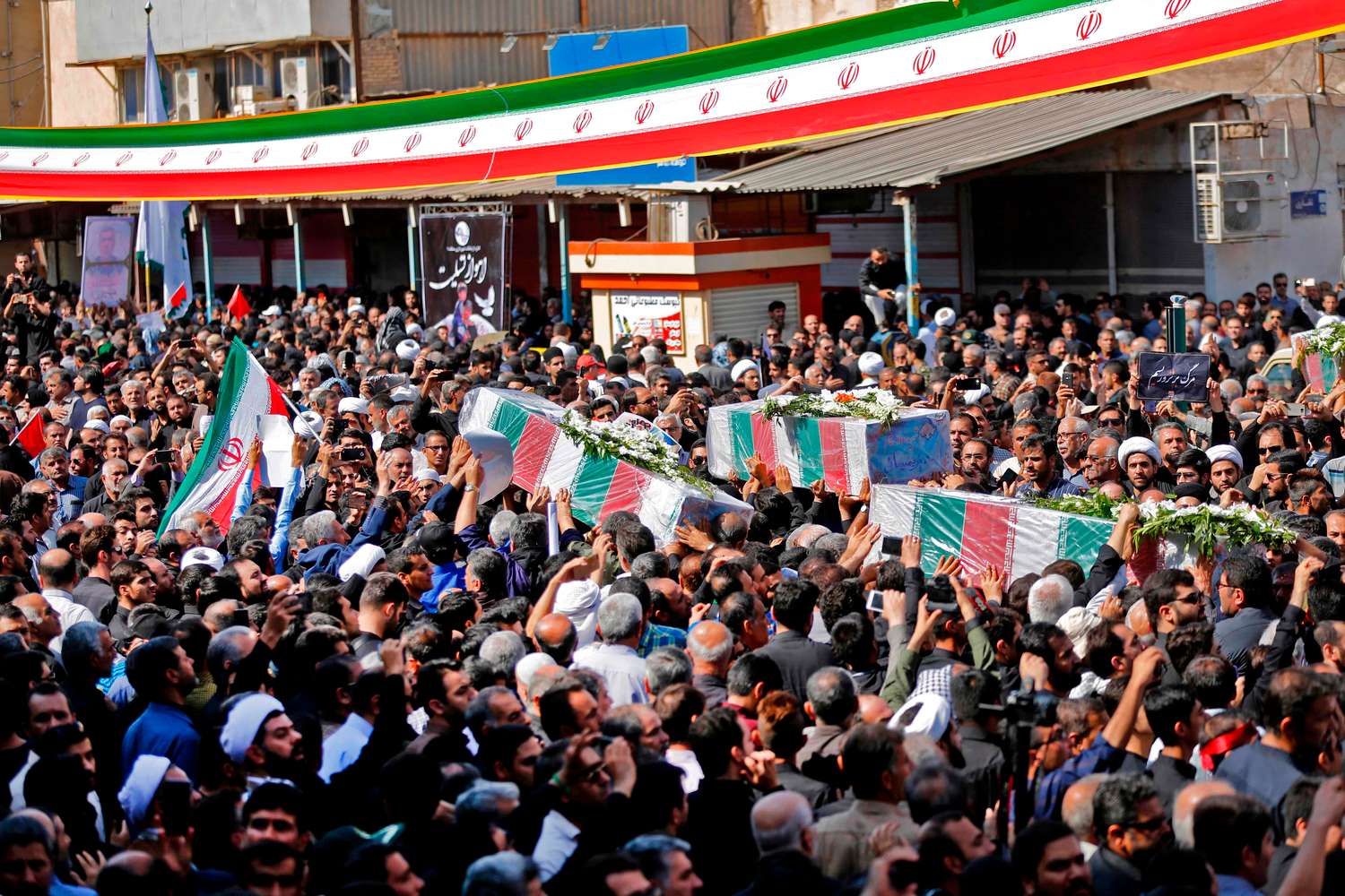 Miles de personas asistieron al funeral de los asesinados en el atentado de Irán