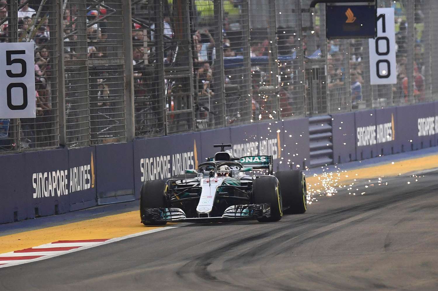 Lewis Hamilton sale adelante en Singapur