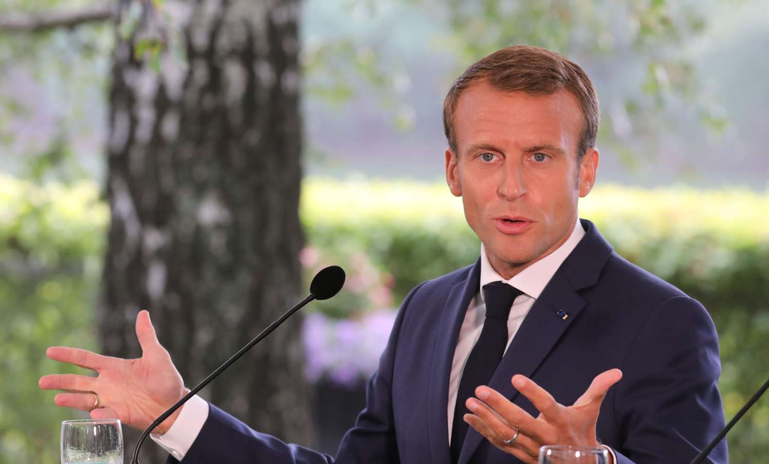Macron remodela su gobierno en plena caída en los sondeos