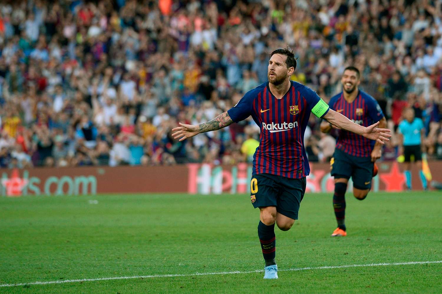 Un triplete de Messi en  el debut de Barcelona