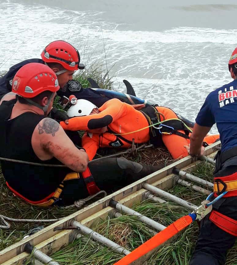 Rescataron a cuatro surfistas que quedaron atrapados en un acantilado en Mar del Plata
