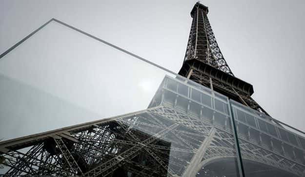La Torre Eiffel cambió de cara: ahora tiene un muro antiterrorismo