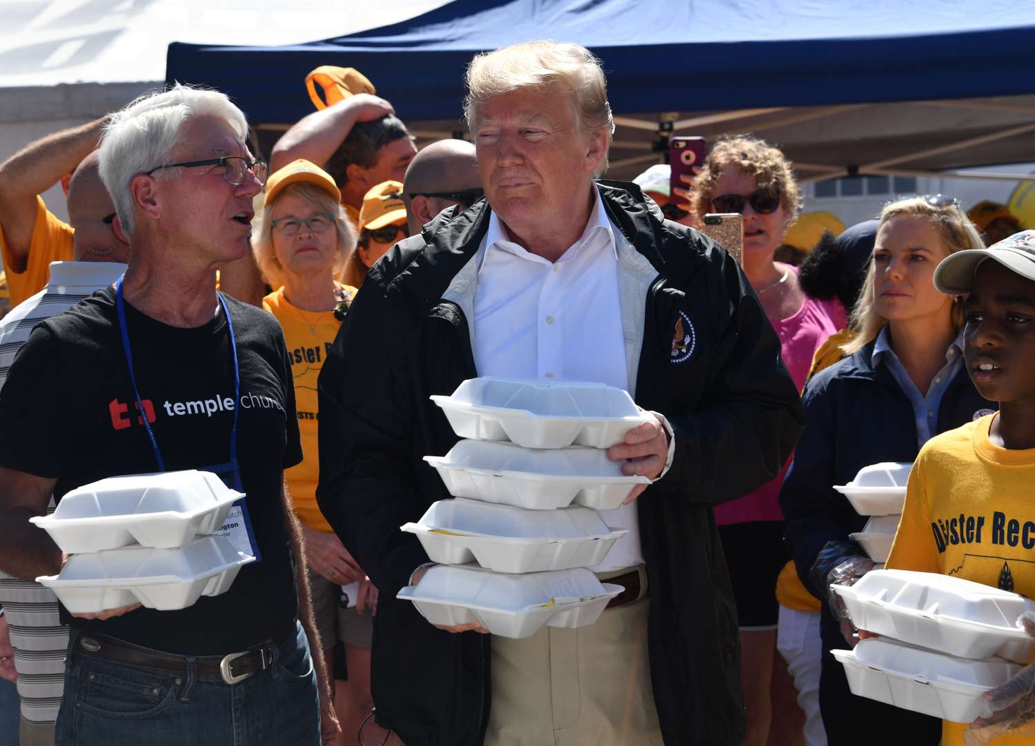 Trump visitó zonas afectadas por Florence y prometió “ciento por ciento” de ayuda
