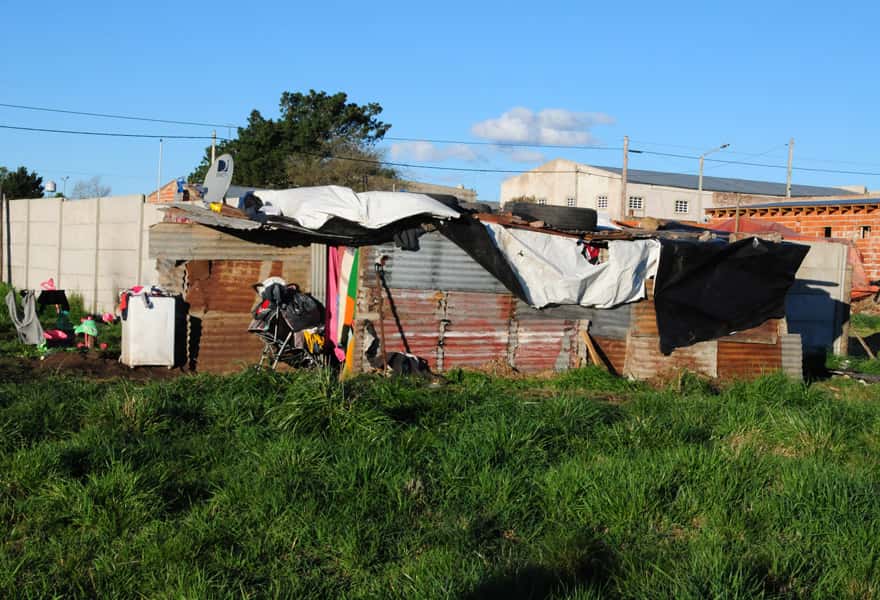 Una de las familias que ocupó lotes en El Tropezón pide ayuda para tener una vivienda “digna”