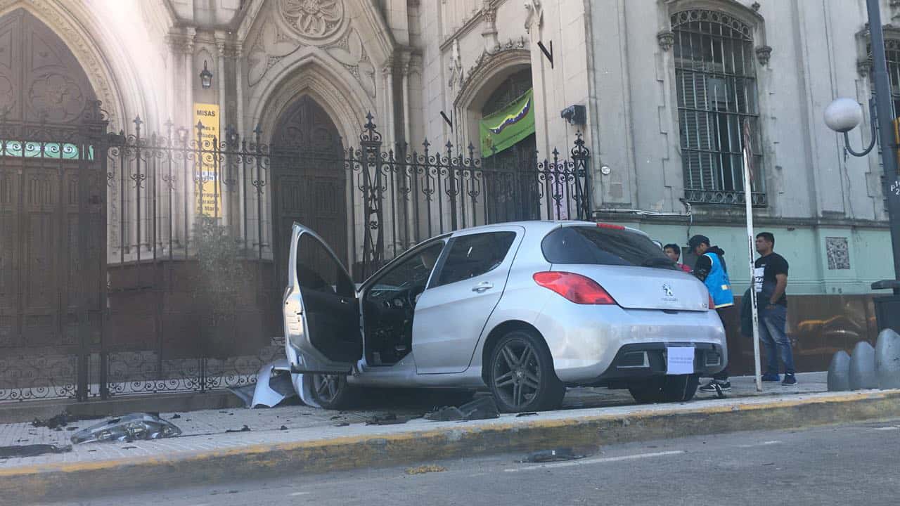 Conductor detenido tras chocar una iglesia