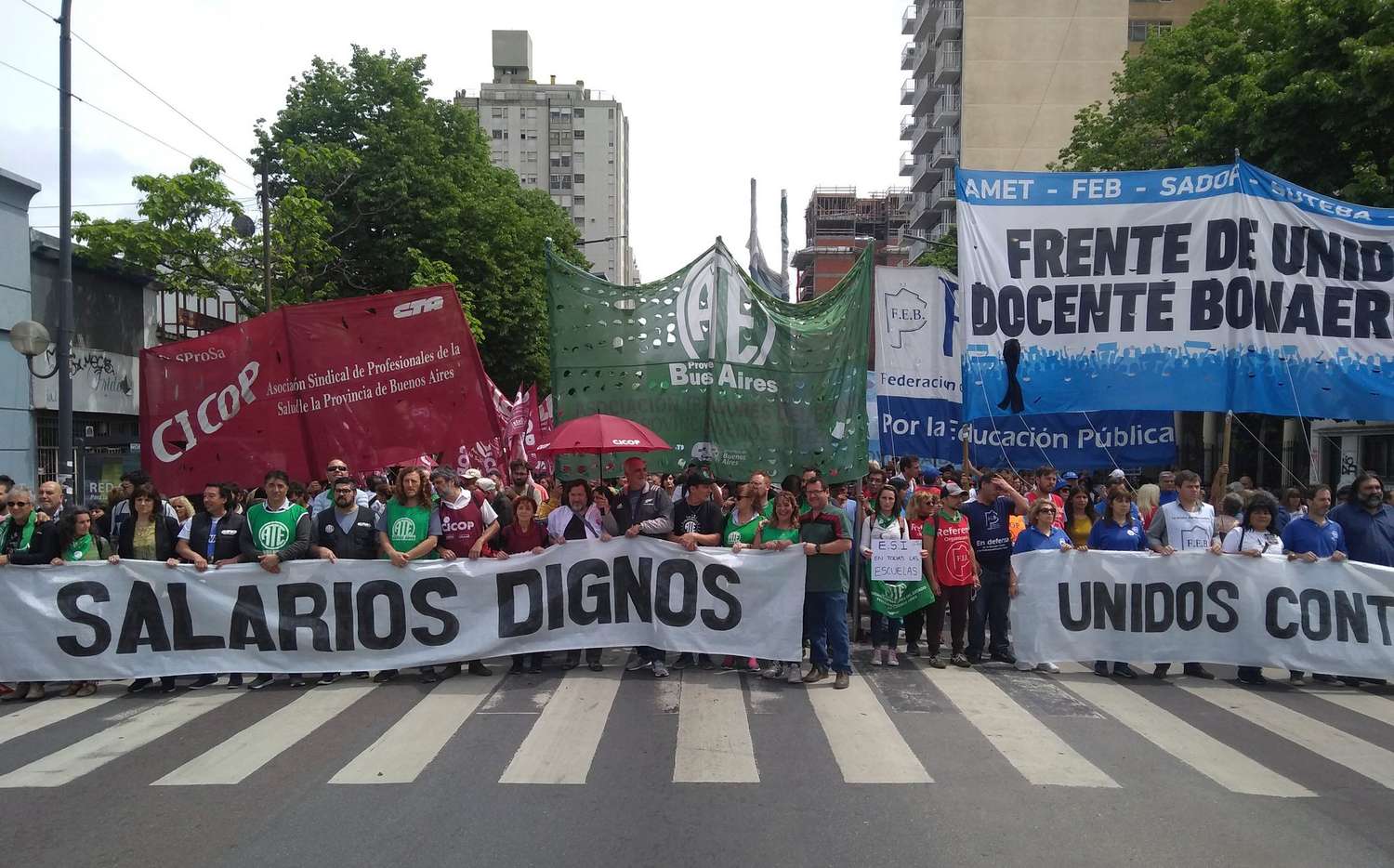 Miles de docentes y estatales marcharon a La Plata en rechazo a la política salarial
